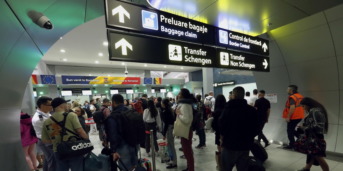 Coda per i controlli in aeroporto