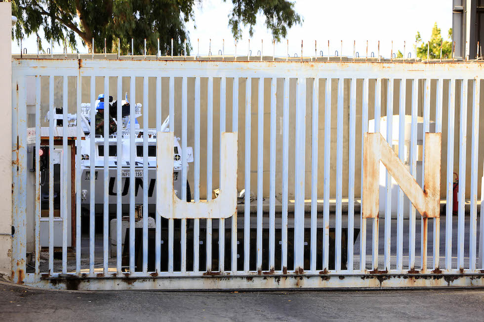 Il cancello d'ingresso della base di Naqoura, in una foto del 2023