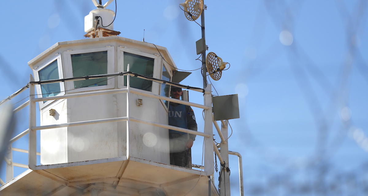 Un soldato su una torre d'osservazione di una delle basi UNIFIL nel 2023 (EPA/ATEF SAFADI)