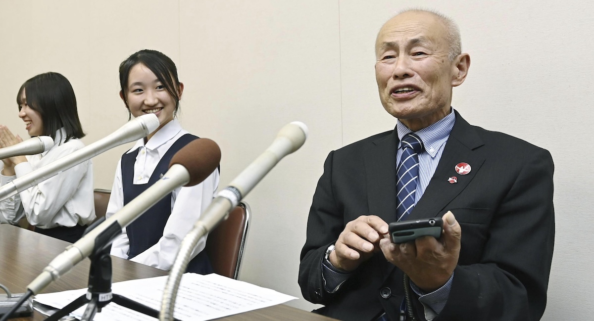 Toshiyuki Mimaki, presidente di Nihon Hidankyo, a una conferenza stampa a Hiroshima dopo l'annuncio del premio Nobel per la Pace, 11 ottobre 2024 (Moe Sasaki/Kyodo News via AP)