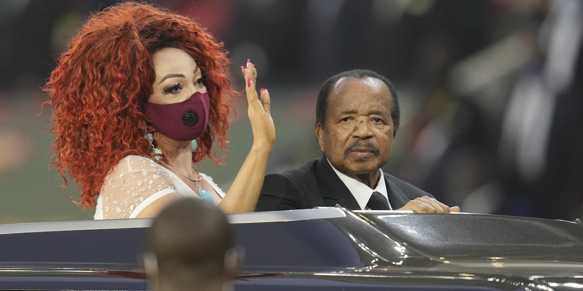 Paul Biya e la moglie Chantal arrivano allo stadio di Yaounde, in Camerun, per la finale dell'African Cup tra Egitto e Senegal, 6 febbraio 2022 (AP Photo/ Themba Hadebe)