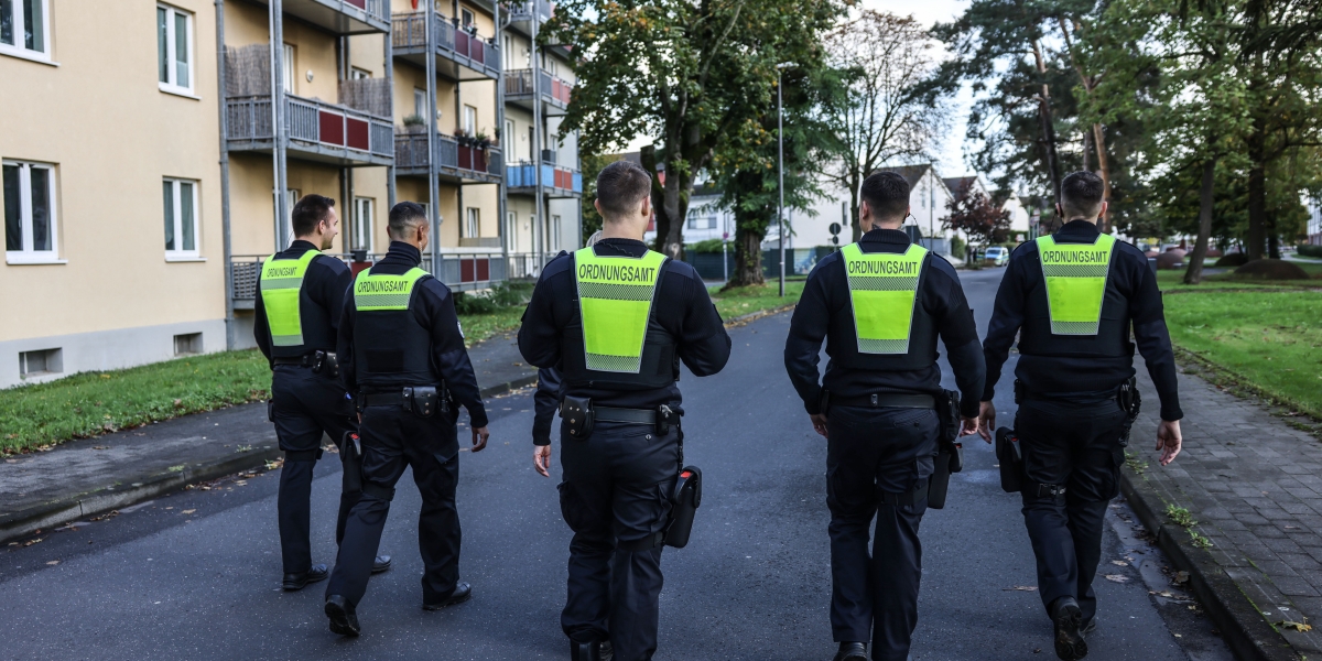 Agenti di polizia a Colonia controllano che gli ordini di evacuazione siano rispettati, l'11 ottobre 2024