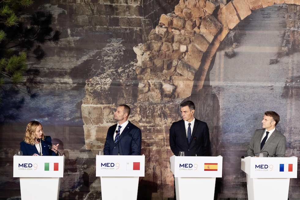 Giorgia Meloni, il primo ministro maltese Robert Abela, Pedro Sánchez ed Emmanuel Macron, durante la conferenza stampa al termine del MED9 a Cipro, l'11 ottobre (ANSA/FILIPPO ATTILI/PALAZZO CHIGI)