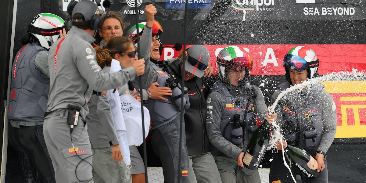 L'equipaggio di Luna Rossa festeggia la vittoria, il 12 ottobre a Barcelona