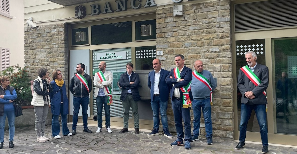 La manifestazione dei sindaci di fronte alla filiale di Londa