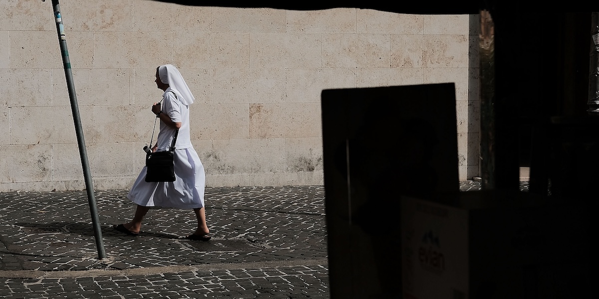 Una suora per strada