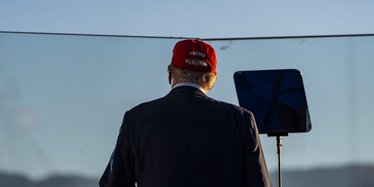 Il candidato alla presidenza statunitense Repubblicano Donald Trump di spalle a Coachella, durante un comizio (AP Photo/Alex Brandon)