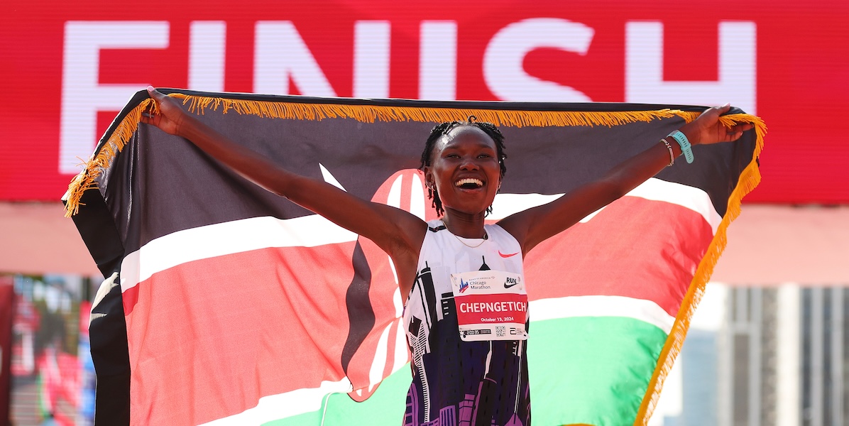 Ruth Chepngetich dopo aver vinto la maratona di Chicago, 13 ottobre 2024 (Michael Reaves/Getty Images)