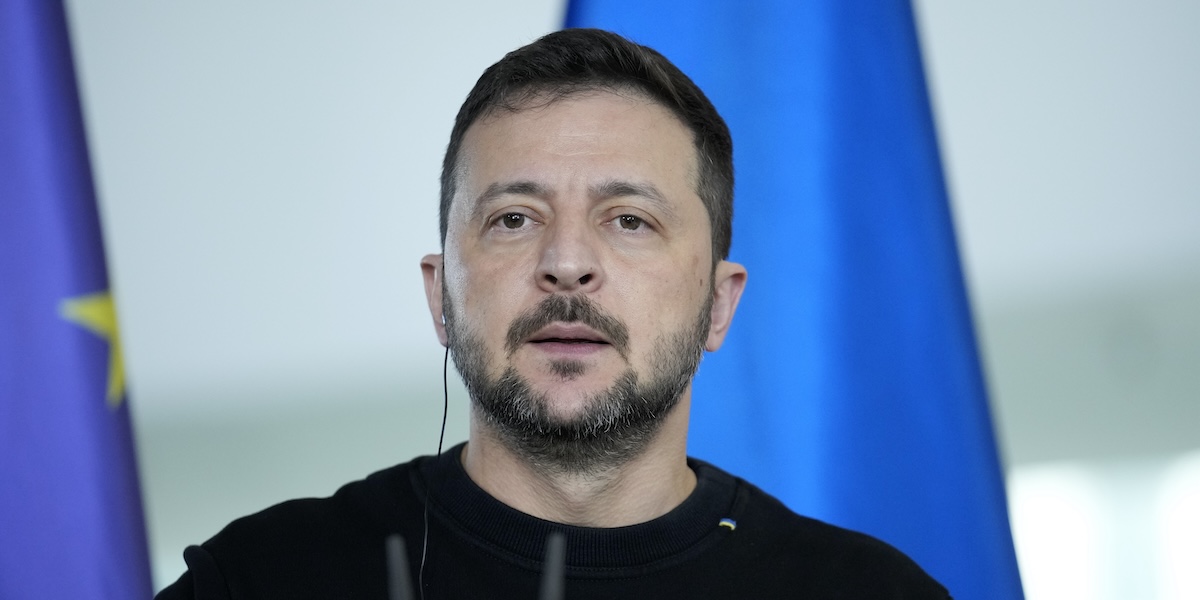 Il presidente ucraino Volodymyr Zelensky a una conferenza stampa durante la sua visita in Germania, 11 ottobre 2024 (AP/Ebrahim Noroozi)