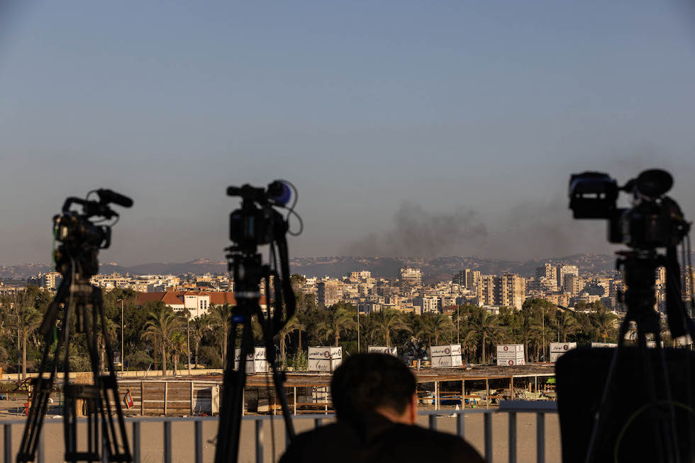 Giornalisti su una terrazza di Tiro riprendono i bombardamenti israeliani