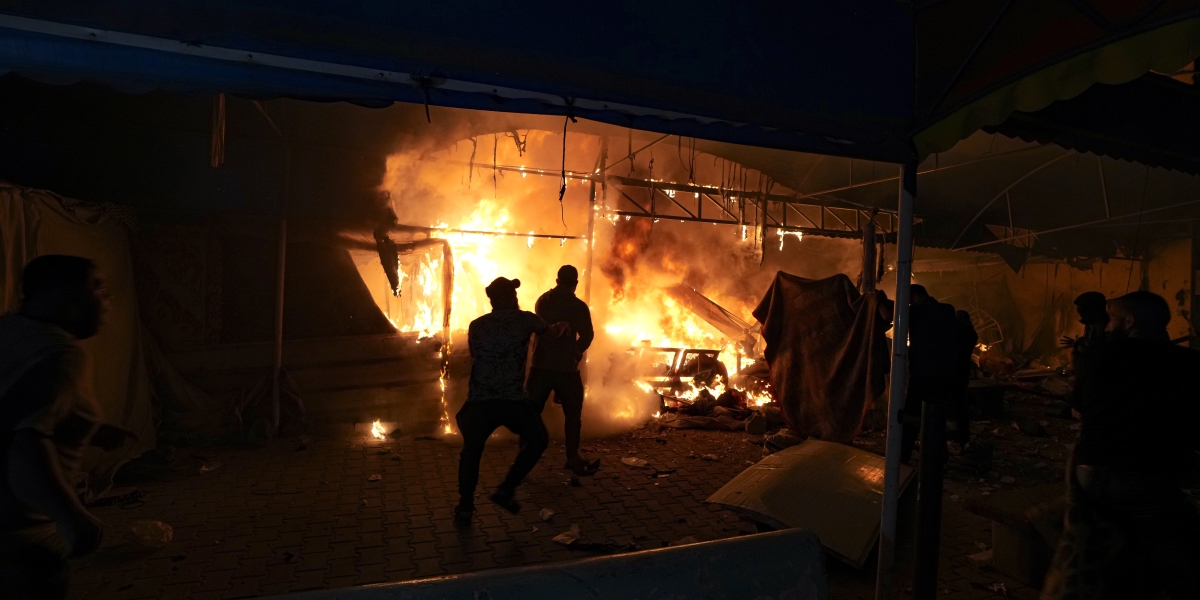 L'incendio nel cortile dell'ospedale Al Aqsa di Deir al Balah (AP Photo/Abdel Kareem Hana)