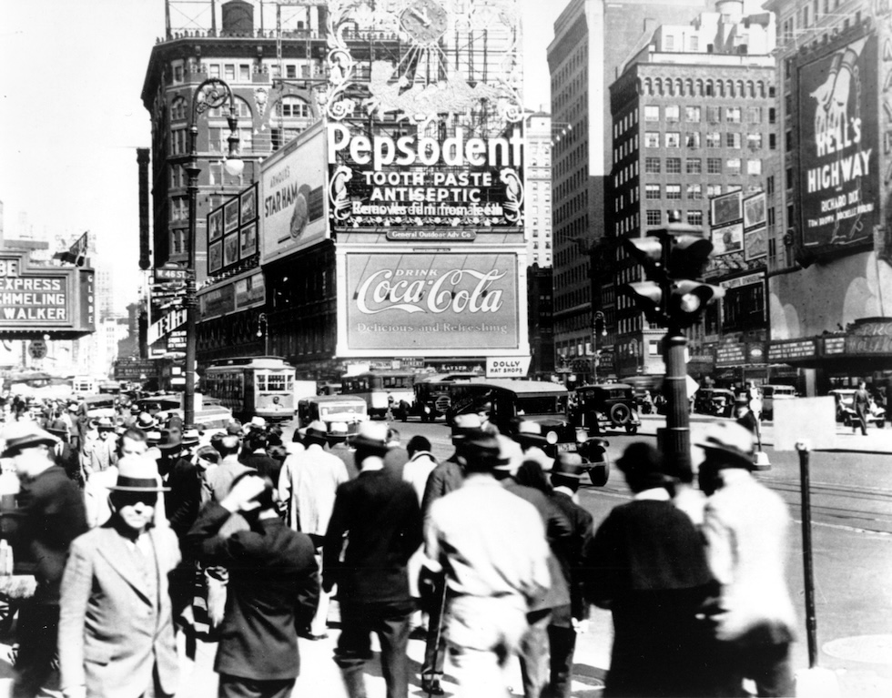 Una pubblicità a neon della Coca-Cola a Times Square, negli anni Trenta 