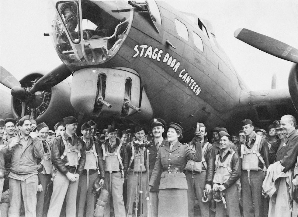 Mary Spencer-Churchill, volontaria per la Croce Rossa e figlia dell’allora primo ministro del Regno Unito Winston Churchill, inaugura un bombardiere statunitense aprendo una bottiglia di Coca-Cola nella base militare di Ridgewell, nell’Essex