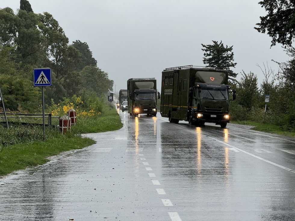 I camion per il trasporto cavalli dell'esercito in arrivo al Cemivet di Grosseto, il 3 ottobre 2024 (foto Maremmaoggi.net)