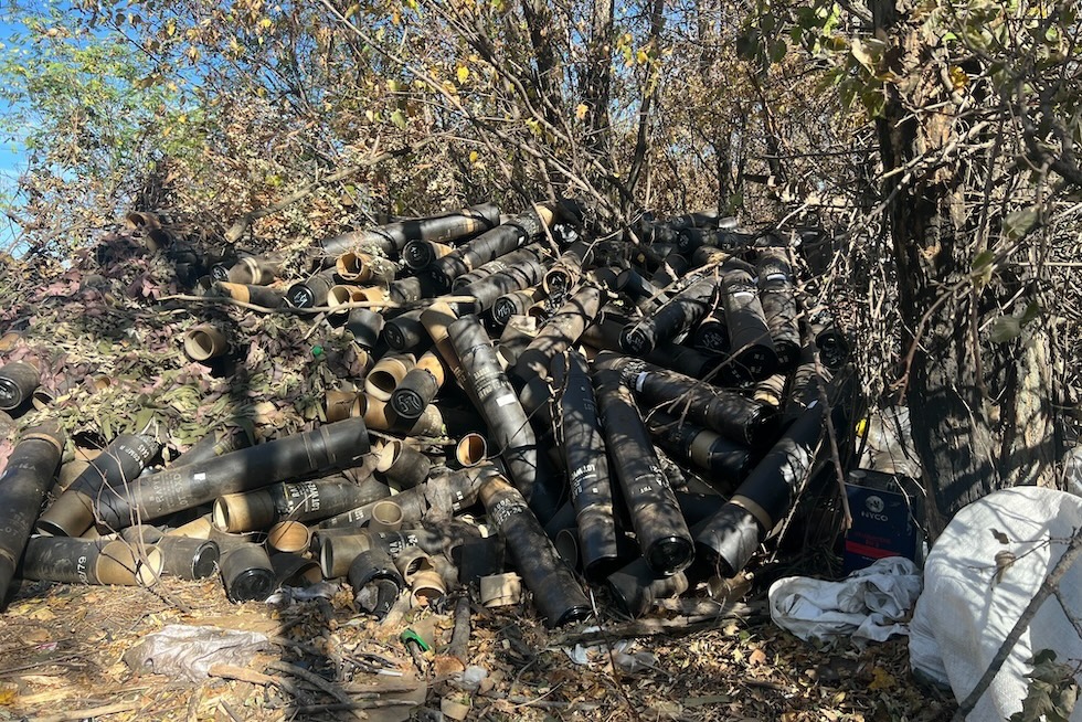 Foto di un cumulo di contenitori di proiettili di cannone sparati da una squadra di artiglieri ucraini contro i soldati russi nell'area di Selydove, a sud di Pokrovsk (Daniele Raineri / Il Post)