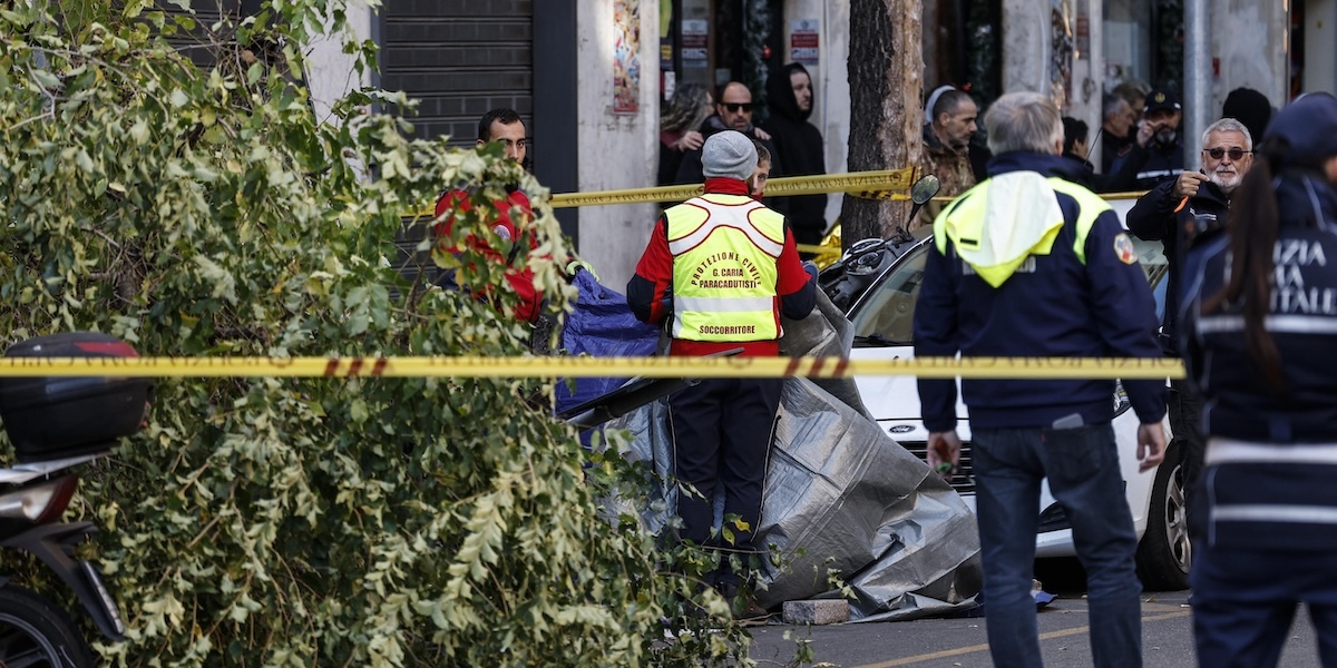 Polizia e soccorritori dove Teresa Veglianti, 82 anni, è morta dopo essere stata colpita da un ramo in via di Donna Olimpia, Roma, 25 novembre 2023 (ANSA/FABIO FRUSTACI)