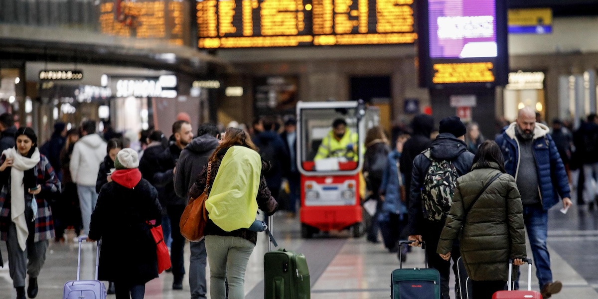 Passeggeri durante uno sciopero in stazione Centrale a Milano nel novembre del 2023