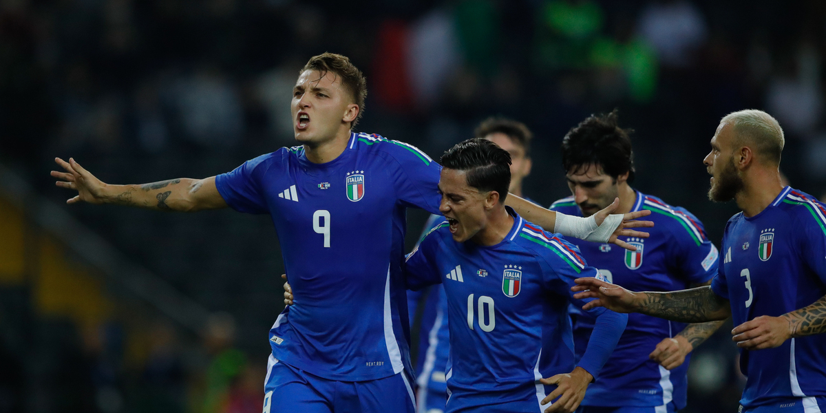 Mateo Retegui esulta dopo il gol dell'1-0 assieme a Giacomo Raspadori e agli altri compagni (Timothy Rogers/Getty Images)