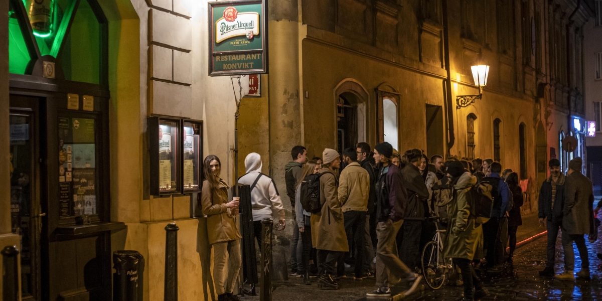 Un gruppo di persone fuori da un bar di Praga (EPA/MARTIN DIVISEK)