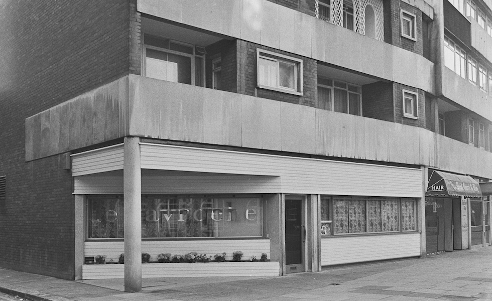 Una foto in bianco e nero dell'ingresso del ristorante e della facciata dell'edificio in cui si trovava