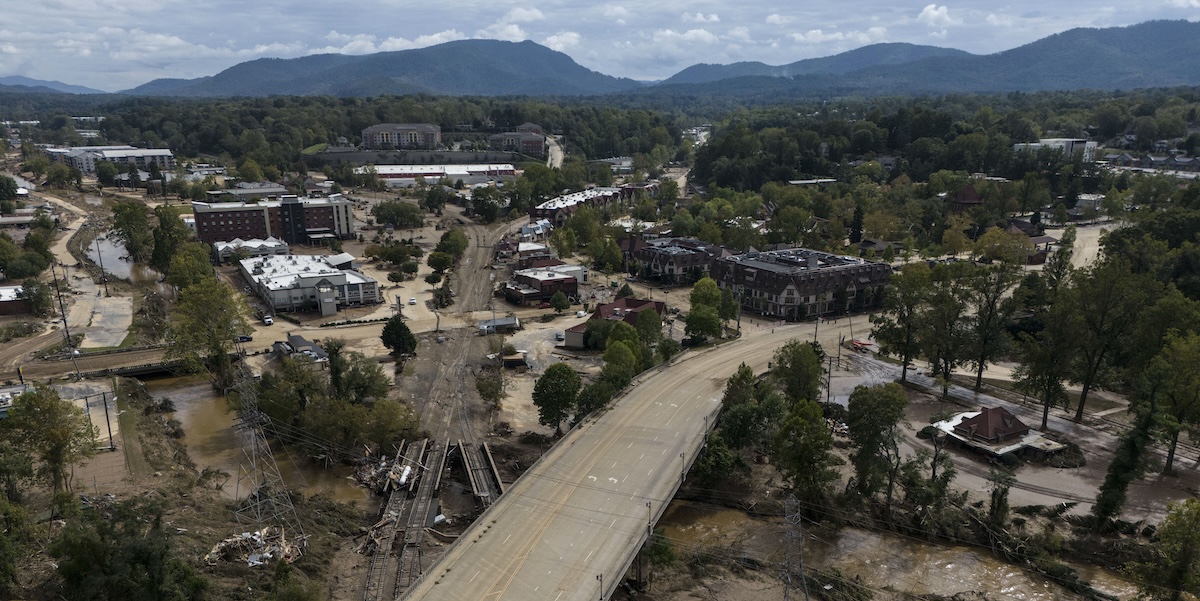 I danni nella città di Asheville, North Carolina, 30 settembre (AP Photo/Mike Stewart)