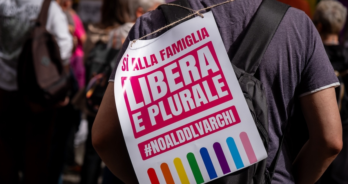 Una manifestazione di protesta contro la proposta di legge sulla gestazione per altri come “reato universale”