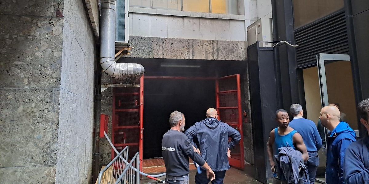 Una foto dell'ingresso dei locali interrati del tribunale, dove è scoppiato l'incendio, 16 ottobre 2024 (ANSA/IGOR GREGANTI)