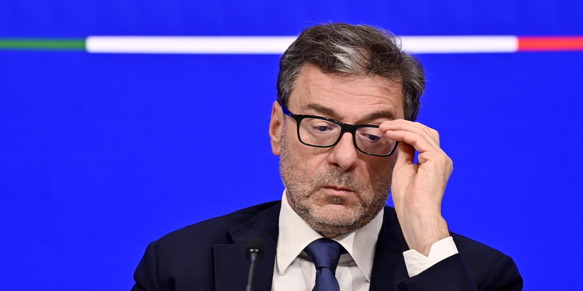 Il ministro dell'Economia e delle Finanze Giancarlo Giorgetti durante la conferenza stampa a Palazzo Chigi sulla legge di bilancio, Roma, 16 ottobre (ANSA/RICCARDO ANTIMIANI)