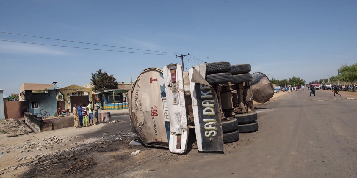 L'autocisterna rovesciata (AP Photo/ Sani Maikatanga)