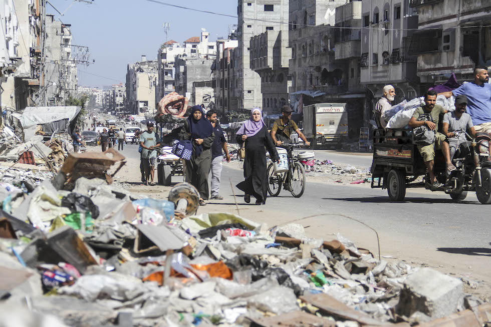 Persone scappano dal nord della Striscia di Gaza il 12 ottobre