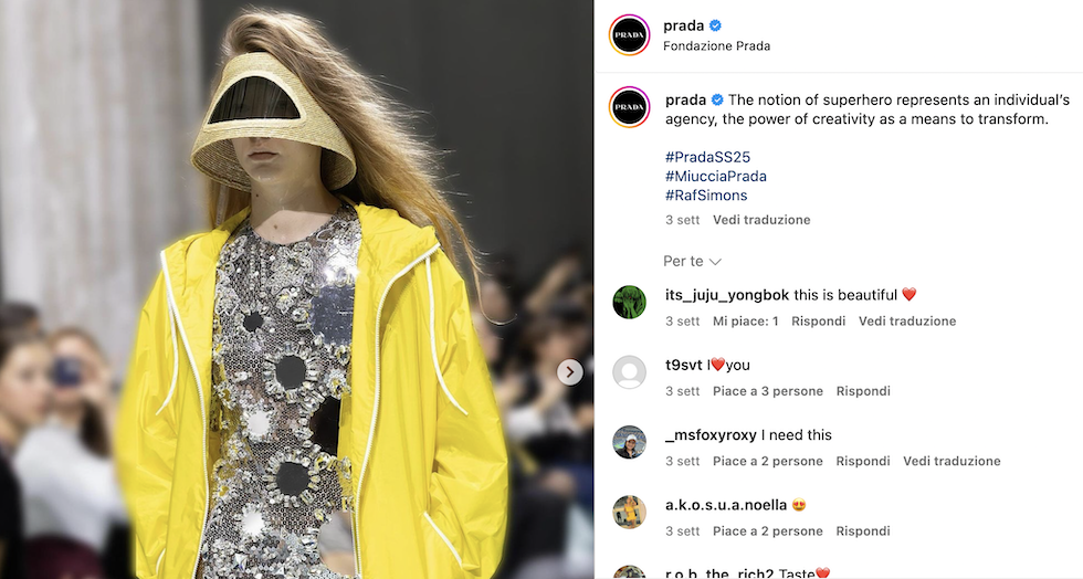 La foto di un look dell'ultima sfilata di Prada, con un po' di allusioni al mondo dello spazio, come questa specie di casco, Milano, 19 settembre 2024(Dall'account Instagram di Prada)