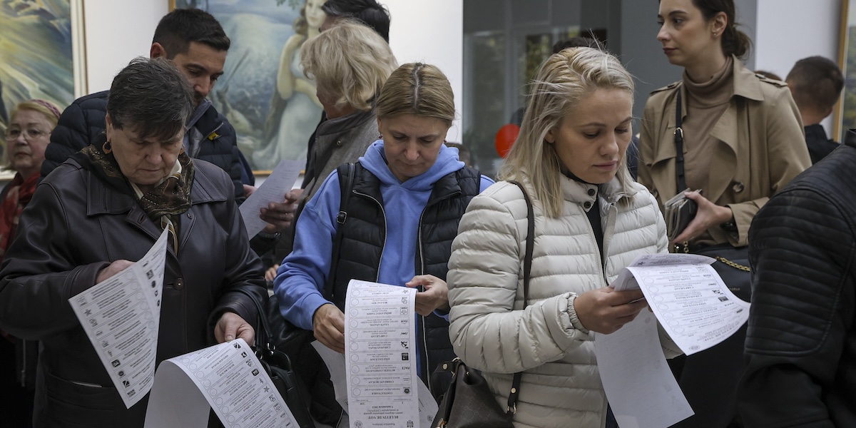 Cittadini moldavi ai seggi durante le ultime elezioni comunali a Chisinau, la capitale, 5 novembre 2023 (AP Photo/Aurel Obreja)