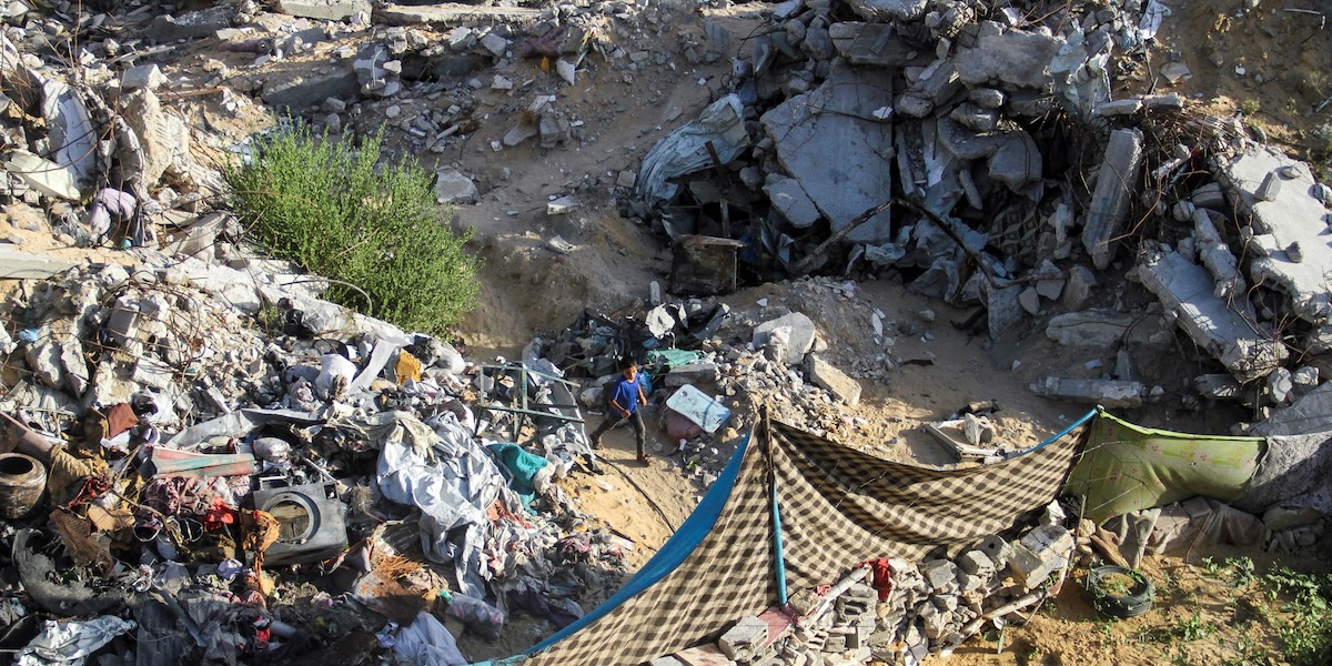 Un ragazzino palestinese tra le rovine degli edifici abbattuti dagli attacchi israeliani, lo scorso settembre (REUTERS/ Mahmoud Issa)