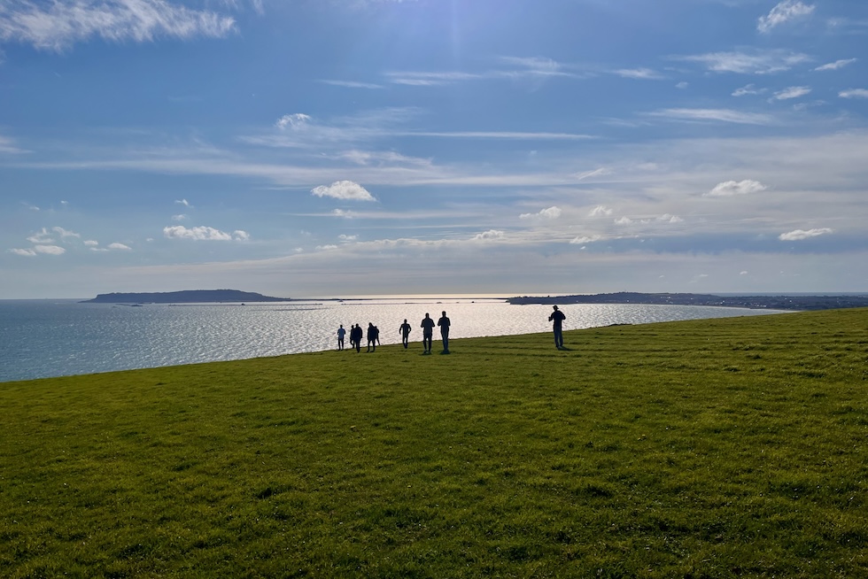 Il gruppo di richiedenti asilo durante la camminata organizzata dal Portland Global Friendship Group, il 5 ottobre a Osmington