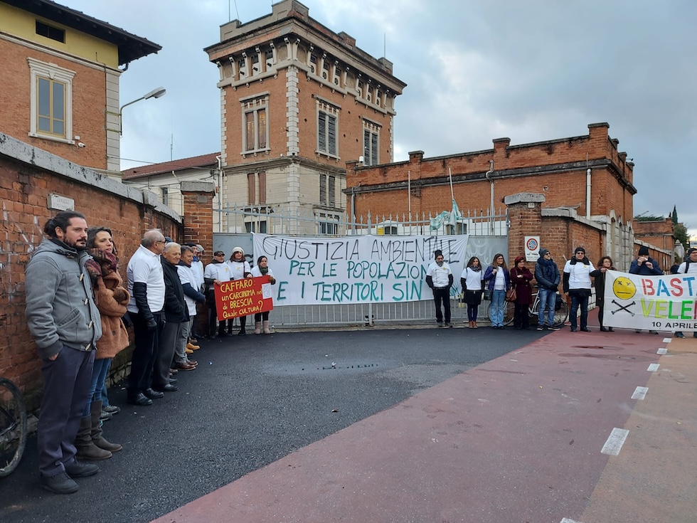 Foto di una protesta davanti alla Caffaro di Brescia