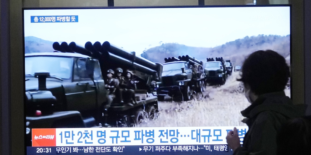 Un servizio televisivo sulle truppe nordcoreane trasmesso su uno schermo in una stazione di Seul, Corea del Sud, 18 ottobre 2024 (AP Photo/ Ahn Young-joon)