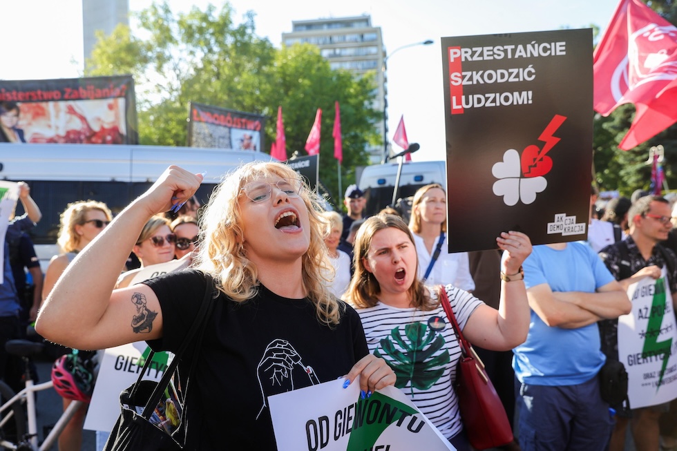 Una manifestazione per il diritto all'aborto fuori dal Sejm, la Camera bassa polacca, lo scorso 23 luglio