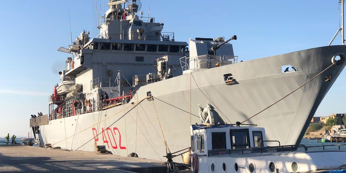 La nave Libra della Marina Militare nel porto albanese di Shengjin (ANSA/US POLIZIA ALBANIA)