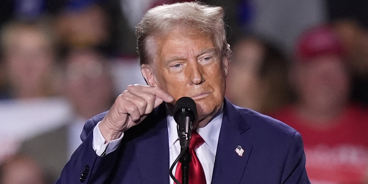 Donald Trump durante il comizio a Detroit, in Michigan, 18 ottobre 2024 (AP Photo/Carlos Osorio)