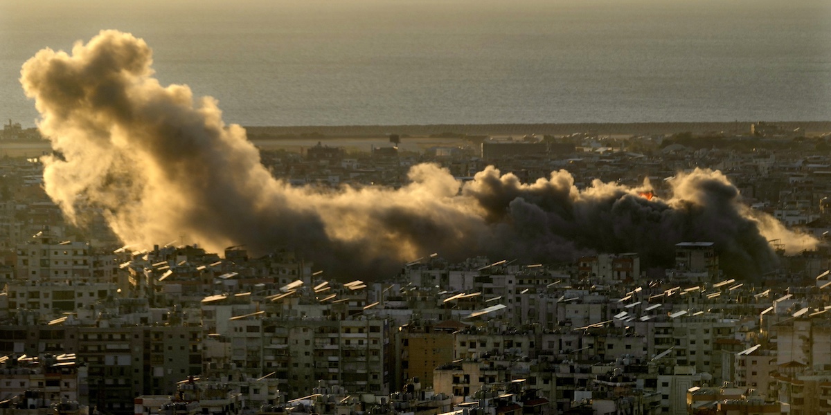 Fumo sul quartiere di Danieh, a Beirut, dopo i bombardamenti israeliani (AP Photo/Hussein Malla)