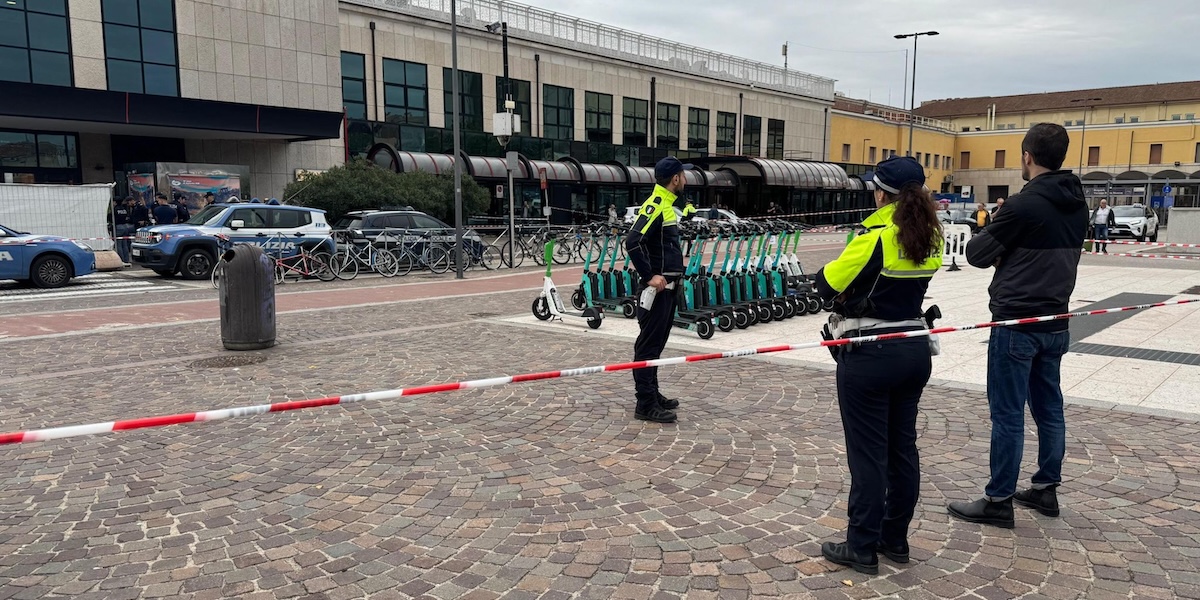 La stazione transennata dalla polizia