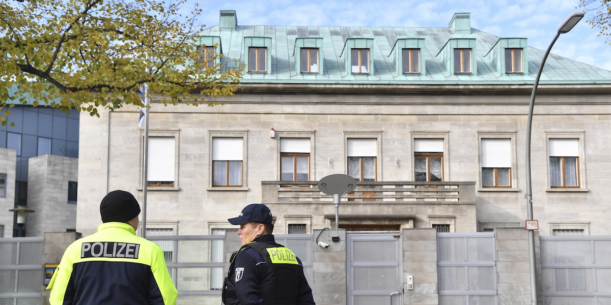 Due agenti di polizia davanti all'ambasciata israeliana a Berlino, 20 ottobre (Paul Zinken/ dpa via AP)