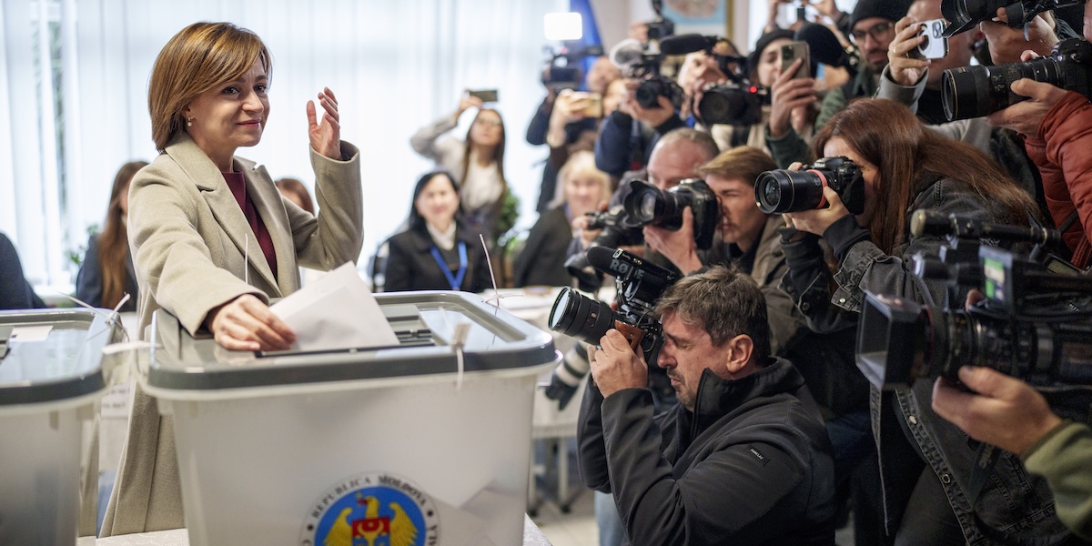 La presidente uscente della Moldavia, Maia Sandu, in posa davanti ai fotografi durante il voto in un seggio di Chisinau, domenica 20 ottobre (AP Photo/ Vadim Ghirda)