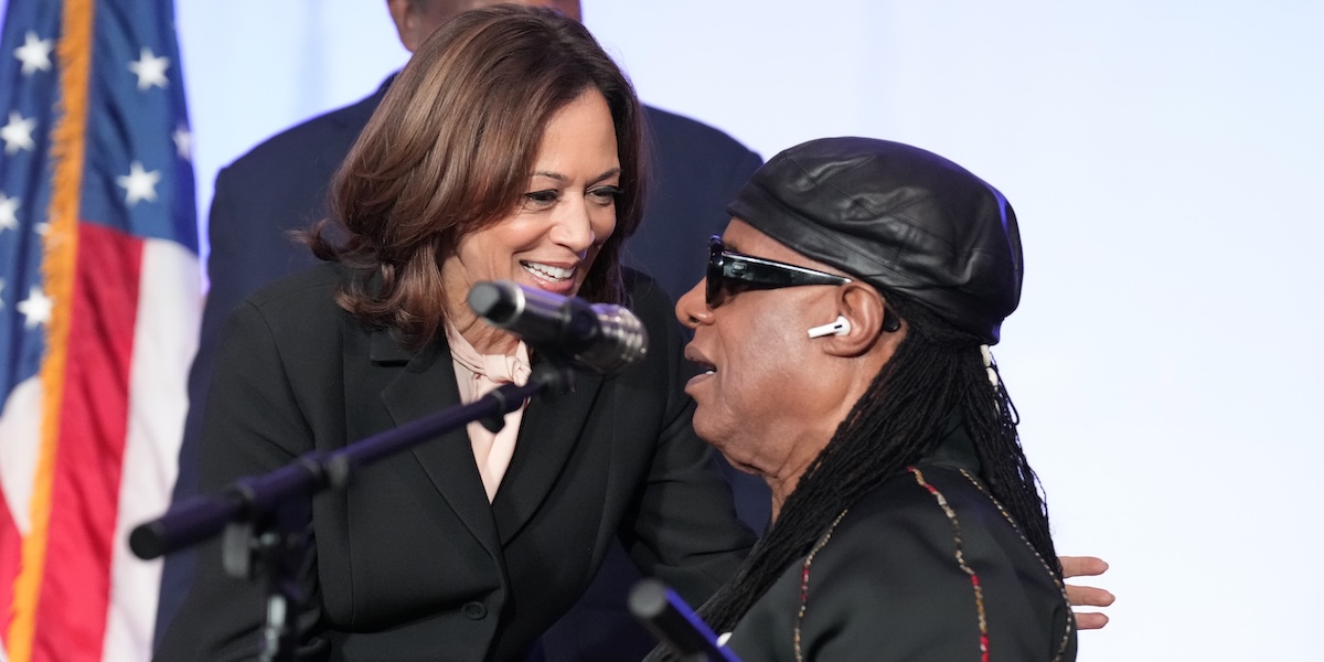 Kamala Harris assieme a Stevie Wonder durante l'evento (AP Photo/ Jacquelyn Martin)