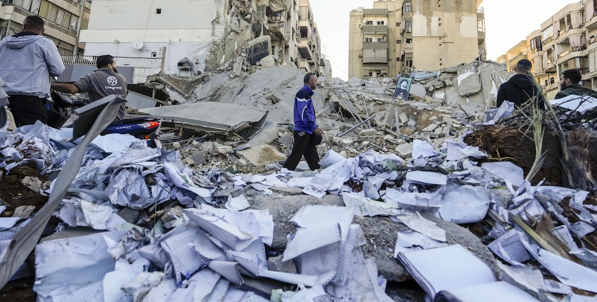 Le macerie di un palazzo distrutto dal bombardamento israeliano su Beirut (AP Photo/Hassan Ammar)