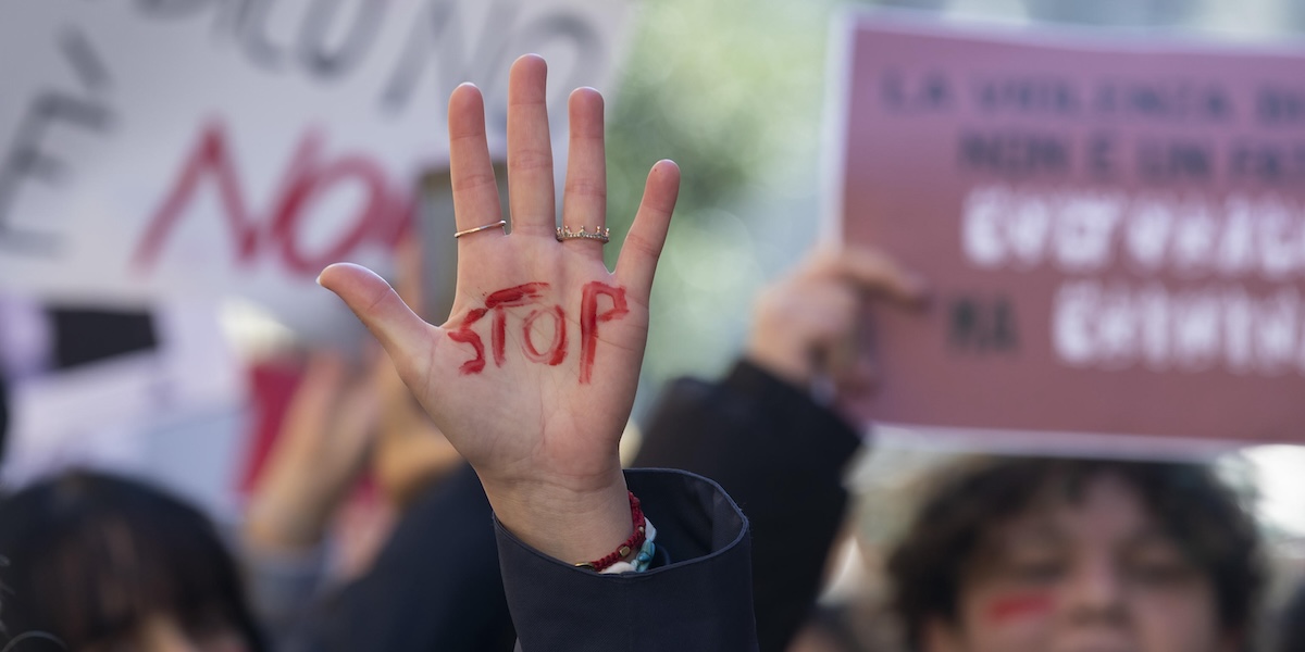 Una manifestazione per la giornata internazionale contro la violenza sulle donne (ANSA/Fabrizio Zani)