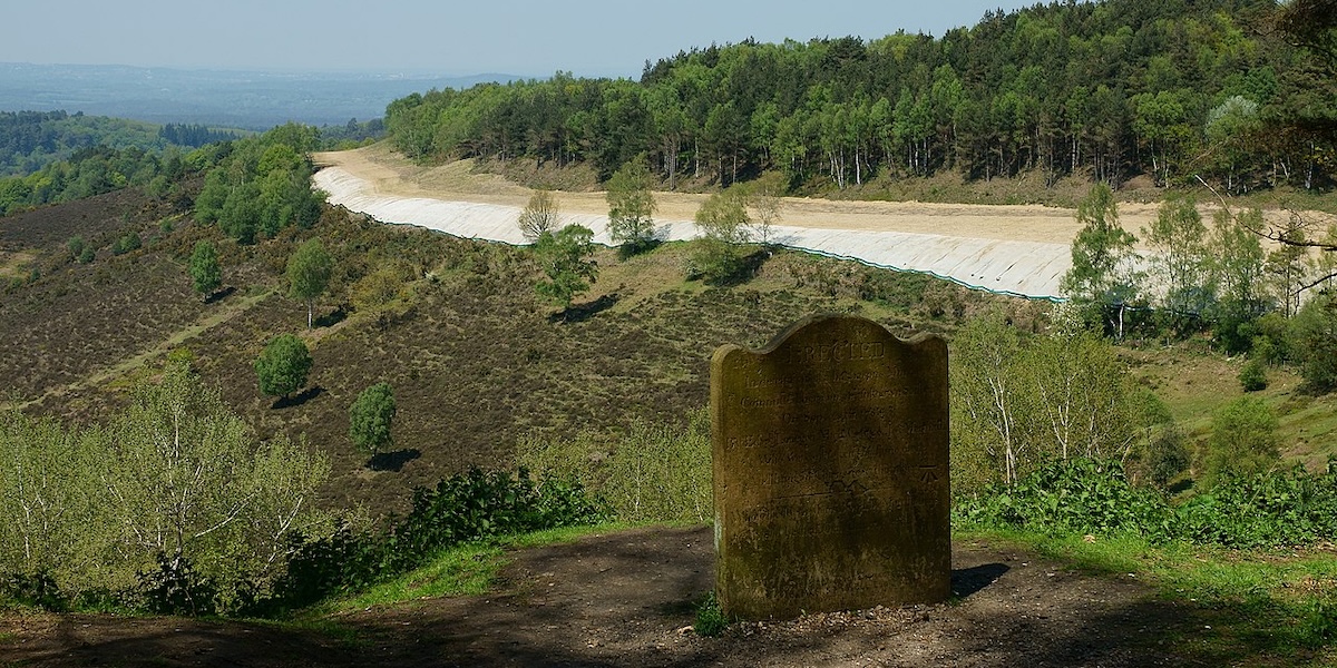 La Sailor's Stone a Gibbet Hill, Hindhead, Surrey (Peter Trimming, CC BY-SA 2.0 via Wikimedia Commons)