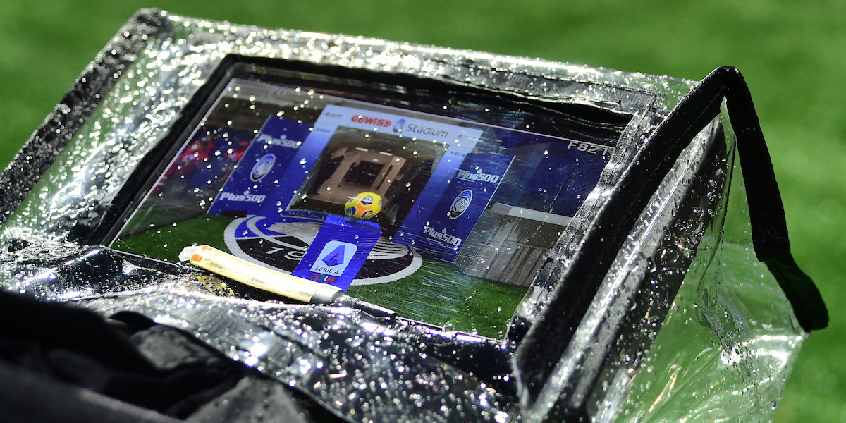 Una telecamera al Gewiss Stadium di Bergamo per la partita Atalanta-Roma, il 20 dicembre 2020 (Pier Marco Tacca/Getty Images)