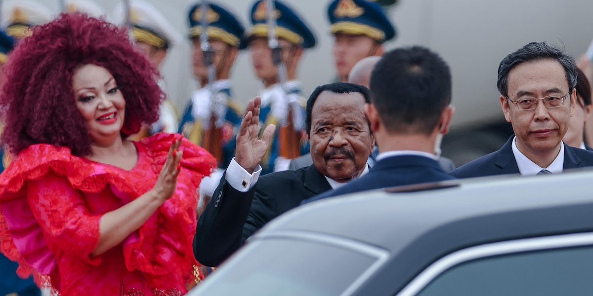 Paul Biya e la moglie Chantal all'aeroporto di Pechino, il 4 settembre 2024 (ANSA/EPA/WU HAO / POOL