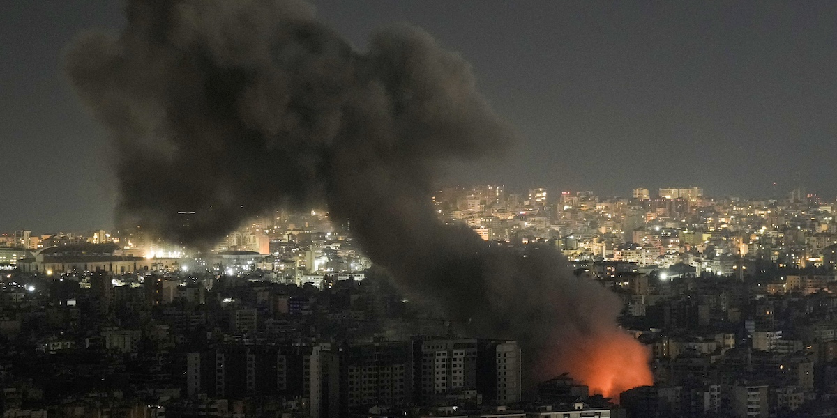 Uno degli attacchi compiuti dall'esercito israeliano su Beirut lunedì sera (AP Photo/Bilal Hussein)